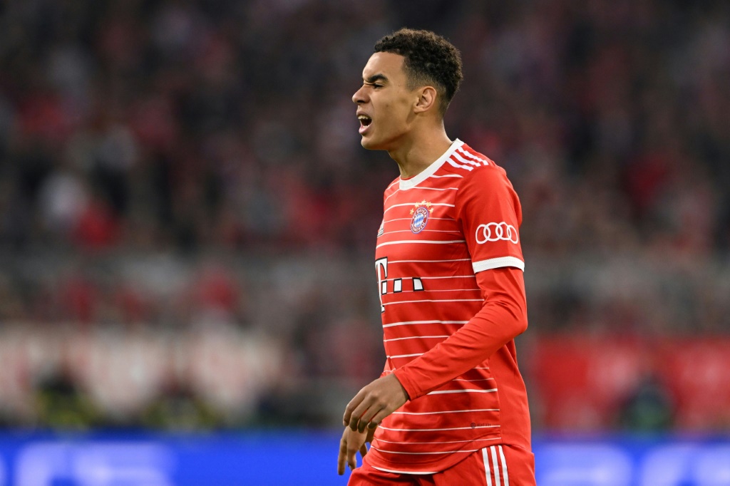 لاعب الوسط المهاجم في صفوف بايرن ميونيخ جمال موسيالا في لقطة له خلال مباراة فريقه ضد فيكتوريا بلزن في دوري ابطال اوروبا. 4 تشرين الاول/اكتوبر 2022 (ا ف ب)