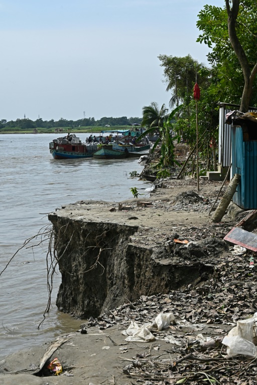    جزء متآكل من ضفة نهر بادما في مونشيغانج في بنغلادش في 18 أيلول/سبتمبر 2022 (أ ف ب)