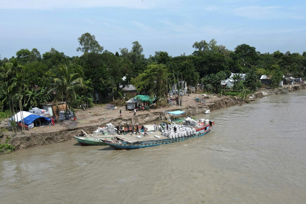  لقطة من الجو لعمال يسعون الى تركيز مواد تحول دون تآكل ضفاف نهر بادما في مونشيغانج في 18 أيلول/سبتمبر 2022 (أ ف ب)
