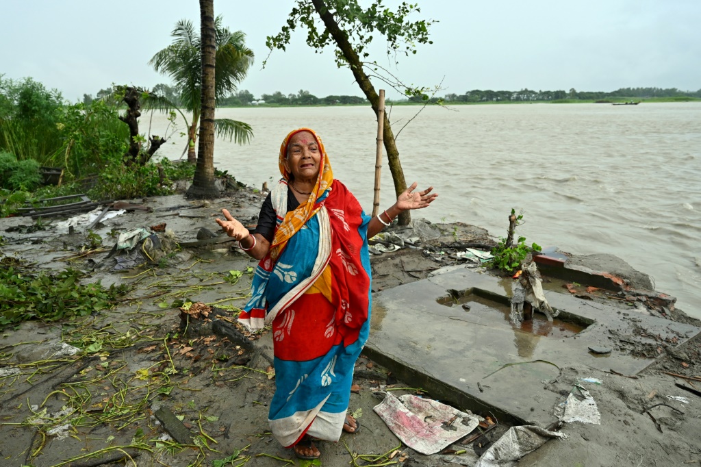بنغلادشية تتحدث عن الكارثة التي لحقت بمنزلها الذي جرفته المياه على ضفاف نهر بادما في موشيغانج في 13 أيلول/سبتمبر 2022 (أ ف ب)