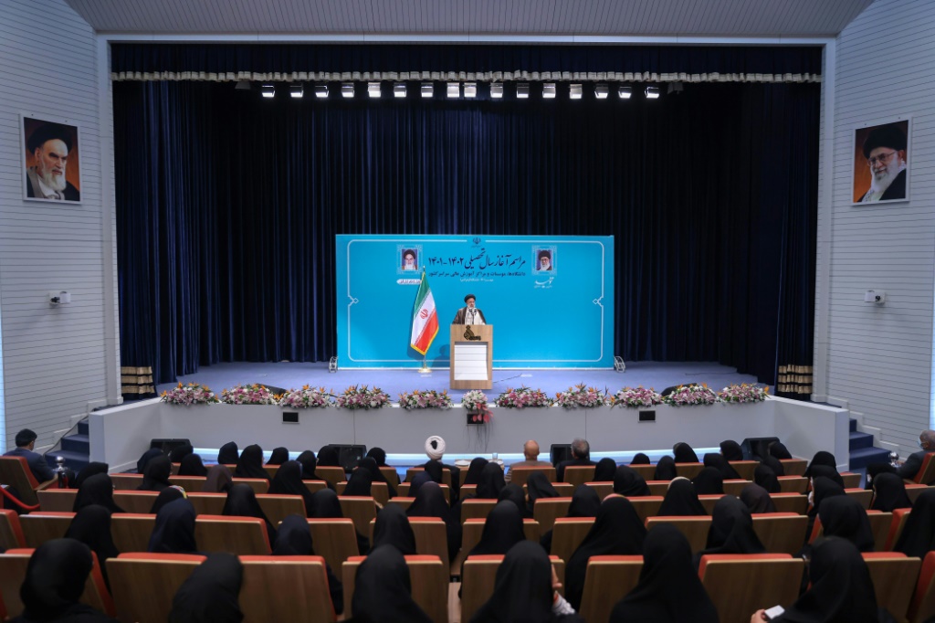 ذكرت لقطات تم تداولها على مواقع التواصل الاجتماعي ، بما في ذلك موقع إخباري إيران واير ، أن طالبات في جامعة الزهراء للبنات في طهران رددوا شعارات مناهضة للنظام في الحرم الجامعي خلال زيارة الرئيس إبراهيم رئيسي يوم السبت. (أ ف ب)