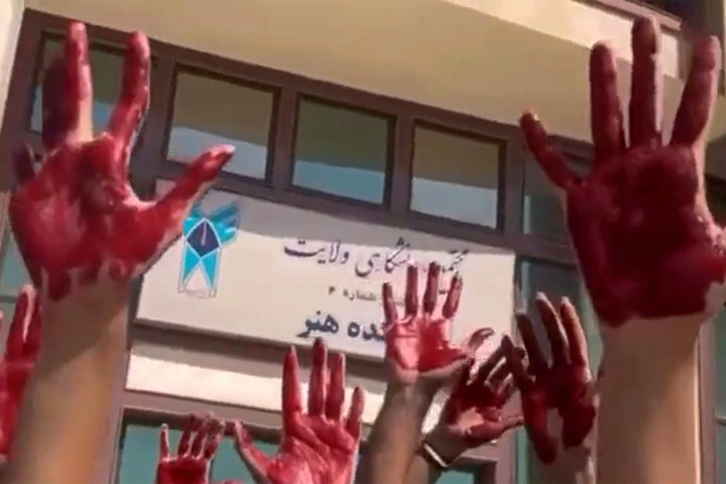 أثار الغضب على وفاتها احتجاجات أثارت غضب بعض الإيرانيات بسبب إجبارهن على ارتداء الحجاب ، لكنها شهدت أيضًا تكرارا الشعارات المناهضة للنظام الإسلامي. (ا ف ب)