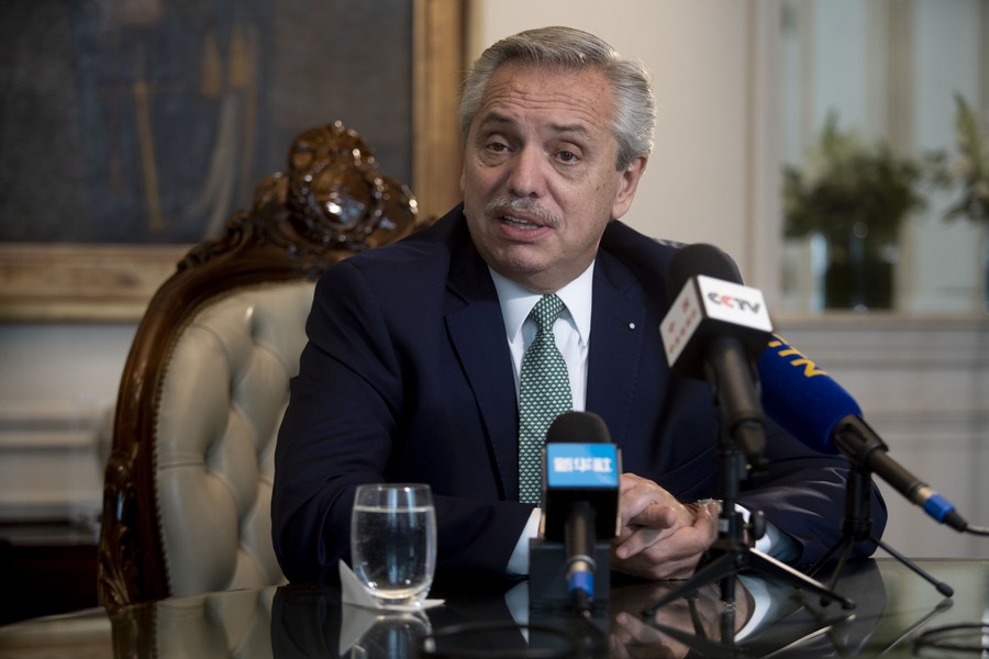 الرئيس الأرجنتيني ألبرتو فرنانديز يتحدث في مقابلة مع وكالة أنباء ((شينخوا)) في بوينس ايرس بالأرجنتين يوم 25 يناير 2022. (شينخوا)