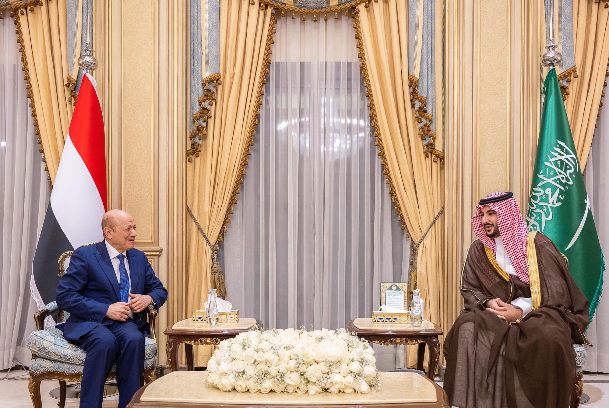 وزير الدفاع السعودي الأمير خالد بن سلمان بن عبدالعزيز، ورئيس مجلس القيادة الرئاسي اليمني الدكتور رشاد محمد العليمي (تويتر)