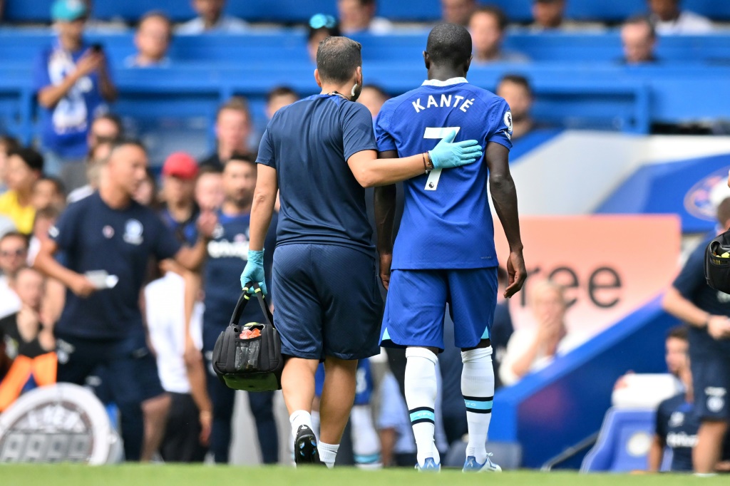 لاعب الوسط الفرنسي نغولو كانتي (يمين) يغادر الملعب بعد تعرضه للاصابة خلال مباراة فريقه تشلسي مع جاره وضيفه توتنهام في الدوري الانكليزي لكرة القدم. لندن في 14 آب/أغسطس 2022 (ا ف ب)