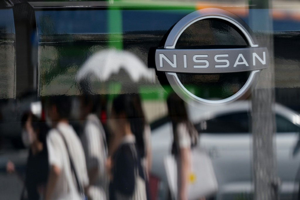  شعار شركة "نيسان" اليابانية لتصنيع السيارات في طوكيو في 28 تموز/يوليو 2022 (أ ف ب)