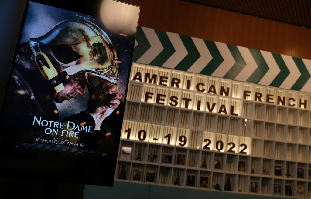 ملصق فيلم "نوتردام نحترق" في افتتاح مهرجان الفيلم الفرنسي في وست هوليوود بولاية كاليفورنيا في 10 تشرين الأول/أكتوبر 2022 (ا ف ب)