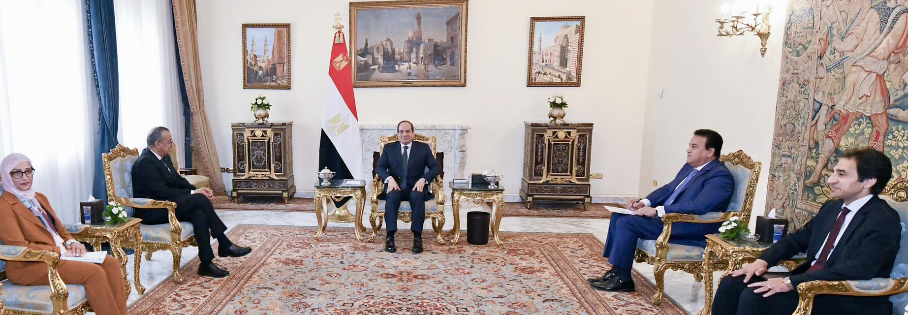 الرئيس المصري عبد الفتاح السيسي، مع رئيس منظمة الصحة العالمية تيدروس أدهانوم جيبريسوس (الرئاسة المصرية)