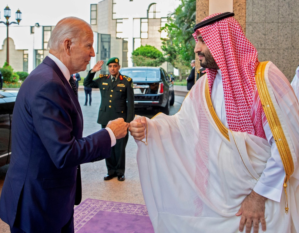 صورة نشرها القصر الملكي السعودي في 15 تموز/يوليو 2022، تُظهر ولي العهد السعودي الأمير محمد بن سلمان (إلى اليمين) يسلّم بقبضة اليد على الرئيس الأميركي جو بايدن في قصر السلام في ميناء جدة المطل على البحر الأحمر (ا ف ب)