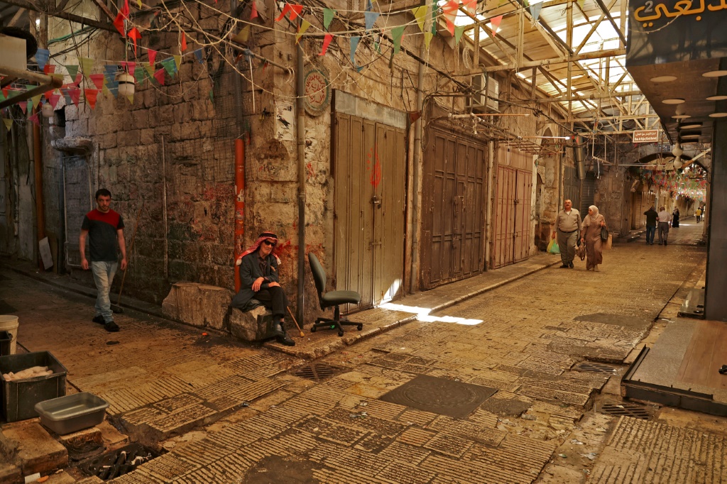 هجوم فلسطيني نادر على القدس الشرقية التي ضمتها إسرائيل يترك الأزقة التي عادة ما تعج بالحركة في البلدة القديمة شبه مهجورة احتجاجا على حملة دامت لأيام في مخيم للاجئين (أ ف ب)