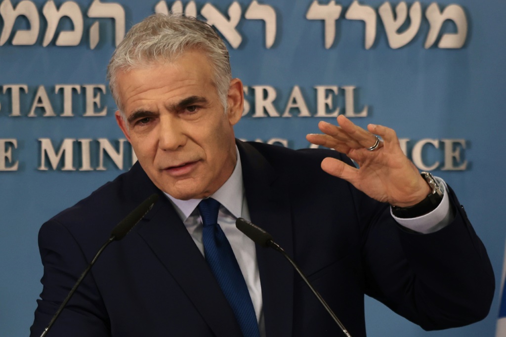 رئيس الوزراء الاسرائيلي يائير لبيد خلال مؤتمر صحافي في القدس في 12 تشرين الاول/اكتوبر 2022 (ا ف ب)