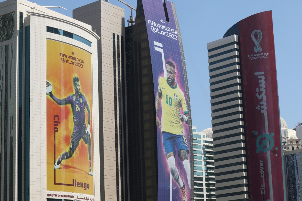 لافتات تُظهر نجوم كرة القدم على مبان شاهقة في الدوحة في 11 تشرين الأول/أكتوبر 2022 (ا ف ب)