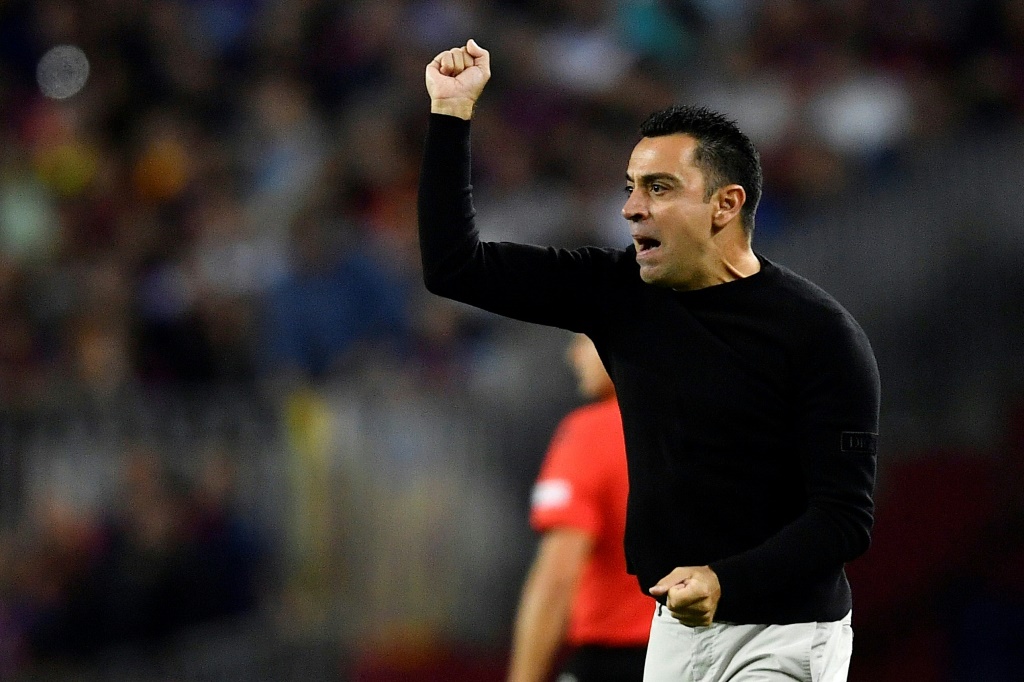 مدرب برشلونة تشافي هرنانديس خلال مباراة فريقه ضد مضيفه إنتر الايطالي على ملعب كامب نو في دور المجموعات لدوري أبطال أوروبا لكرة القدم في 12 تشرين الاول/اكتوبر 2022 (ا ف ب)