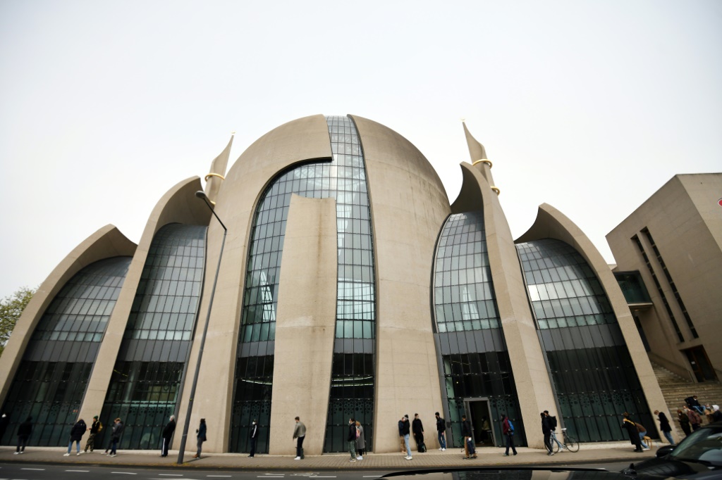 سيبدأ المسجد المركزي في كولونيا في بث نداء واحد للصلاة عبر مكبرات الصوت لمدة تصل إلى خمس دقائق بعد ظهر يوم الجمعة. (ا ف ب)