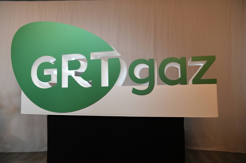 صورة التُقطت في 14 أيلول/سبتمبر 2022 تُظهر شعار شركة GRTgaz الفرنسية لنقل الغاز خلال مؤتمر صحافي قرب باريس (أ ف ب)