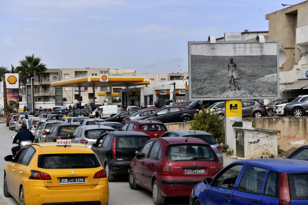    طوابير السيارات أمام محطة تزويد بالوقود في العاصمة تونس التي تشهد اضطرابا ونقصا في التزود بهذه المادة. تونس في 13 تشرين الأول/أكتوبر 2022. (أ ف ب)