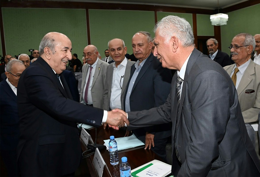 صورة وزعتها الرئاسة الجزائرية عبر صفحتها الرسمية على فيسبوك تظهر الرئيس الجزائري عبد المجيد تبون (يسار) يصافح الأمين العام لحزب الشعب الفلسطيني بسام الصالحي (يمين) خلال اجتماع للفصائل الفلسطنية في العاصمة الجزائرية في 12 تشرين الأول/اكتوبر 2022 (ا ف ب)