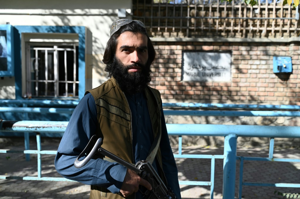    قامت قوات طالبان بدوريات في المنطقة المحيطة وأغلقت الشوارع المجاورة بحواجز الطرق (أ ف ب)