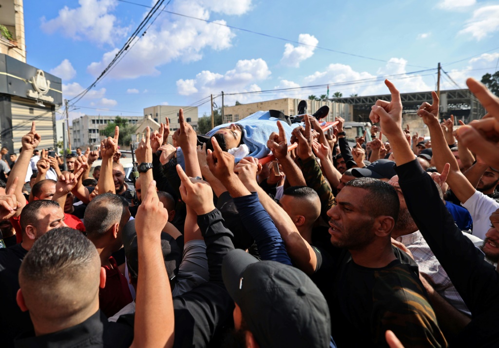 مشيعون فلسطينيون يحملون جثمان متين دباية الذي استشهد خلال غارة اسرائيلية قبل تشييع جثمانه في مدينة جنين المضطربة (ا ف ب)