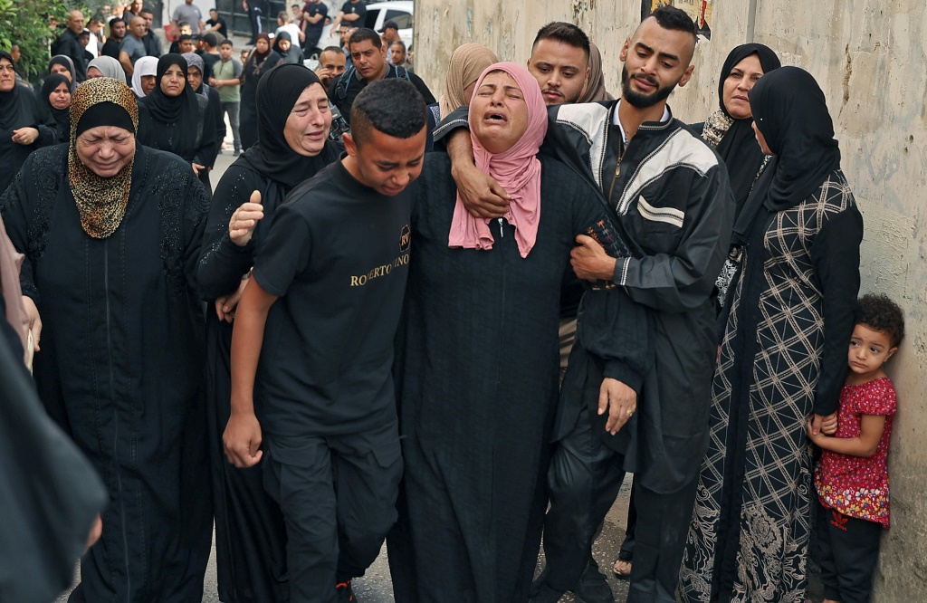 والدة الفلسطيني متين دباية الذي استشهد في ساعة مبكرة من فجر اليوم خلال غارة اسرائيلية تنعى جنازته في مدينة جنين المضطربة بالضفة الغربية المحتلة. (أ ف ب)