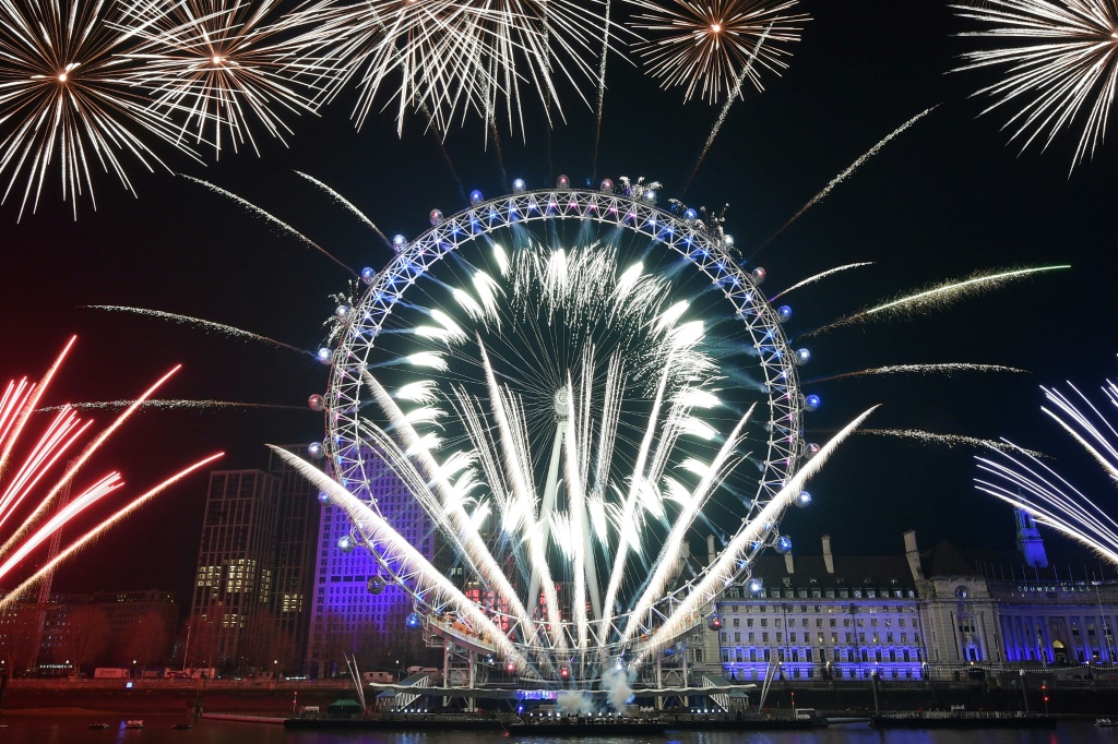 عرض للألعاب النارية في عجلة لندن (لندن آي) لمناسبة رأس السنة بعيد منتصف الليل في الأول من كانون الثاني/يناير 2020 (ا ف ب)