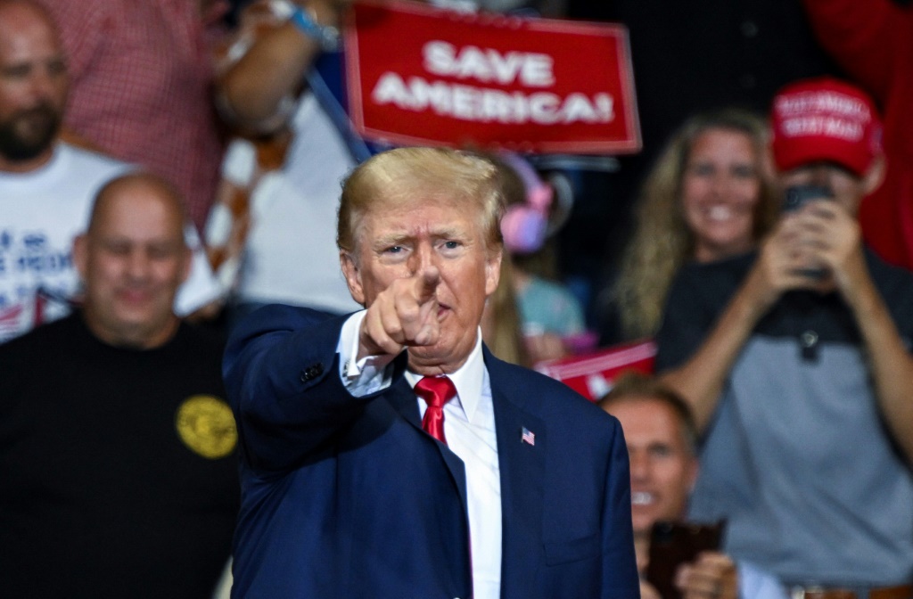 الرئيس الأميركي دونالد ترامب خلال تجمع دعم للجمهوريين في حملة الانتخابات الرئاسية في مدينة ويلكس بار بولاية بنسلفانيا في 03 أيلول/سبتمبر 2022 (ا ف ب)