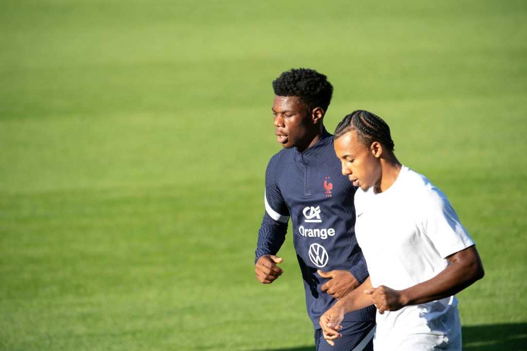 المدافع جول كونديه (يمين) مع أوريليان تشواميني في تمارين منتخب فرنسا في 2 أيلول/سبتمبر 2021 في ستراسبورغ (ا ف ب)