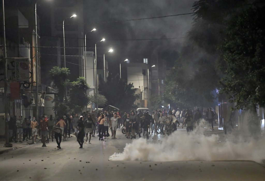 صورة بتاريخ 14 تشرين الأول/أكتوبر خلال صدامات بين الأمن التونسي ومحتجين في حي التضامن بالعاصمة غداة وفاة شاب أصيب خلال مطاردة الأمن له قبل أكثر من شهر (ا ف ب)