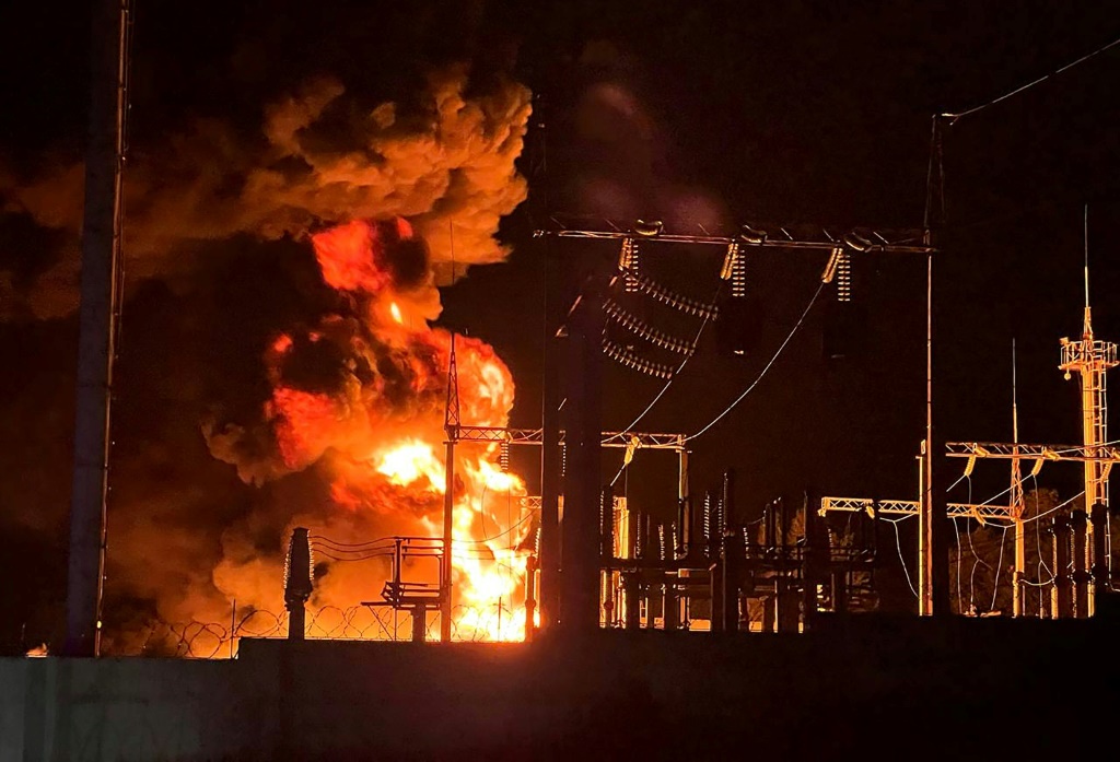 محطة كهرباء تحترق الجمعة في منطقة بيلغورود الروسية المحاذية لاوكرانيا اثر قصف (ا ف ب)