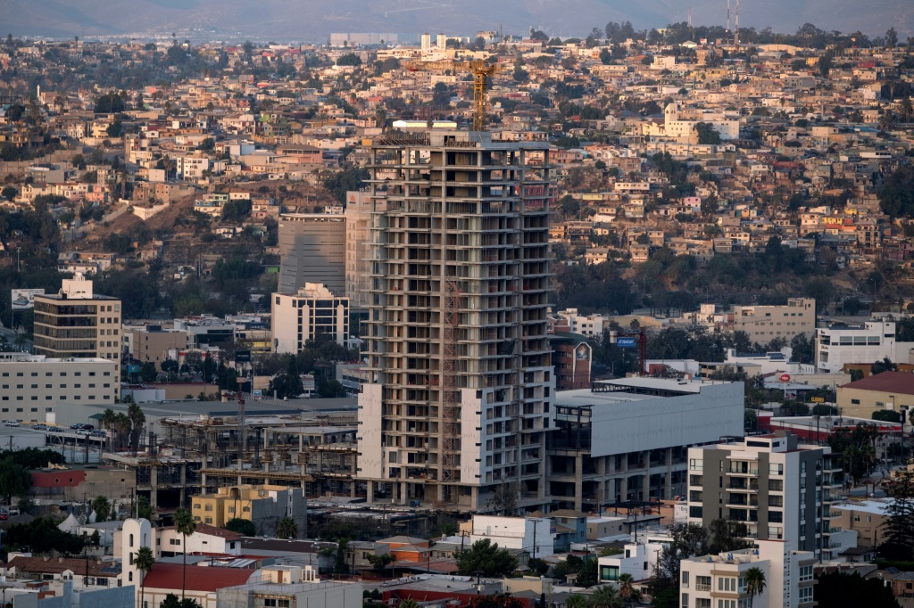شقق ومباني مكاتب جديدة في تيخوانا في المكسيك، في الثالث من تشرين الأول/أكتوبر 2022 (ا ف ب)