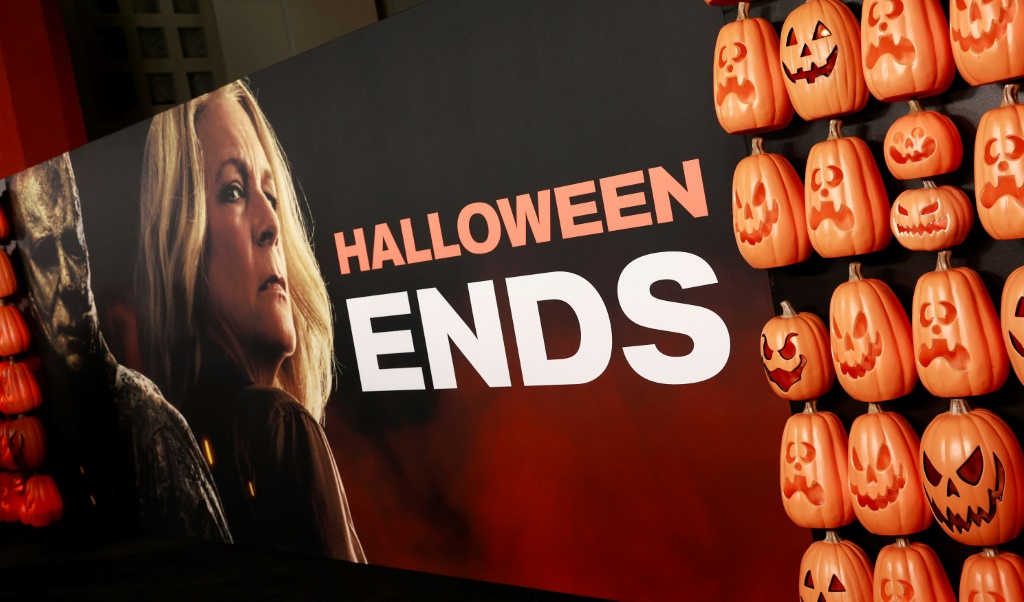 تصدّر فيلم Halloween Ends مع Jamie Lee Curtis ، الذي عرض لأول مرة في 11 أكتوبر 2022 في هوليوود ، كاليفورنيا ، شباك التذاكر في أمريكا الشمالية في عطلة نهاية الأسبوع الافتتاحية (ا ف ب)