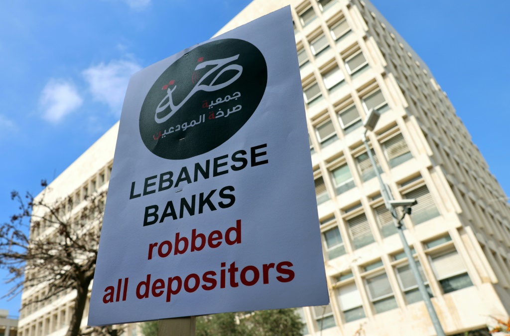    تظاهرة نظمتها "جمعية صرخة المودعين" امام البنك المركزي في بيروت في 5 تشرين الاول/اكتوبر 2022. (أ ف ب)