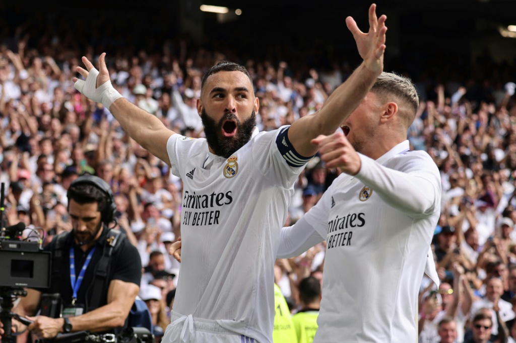    مهاجم ريال مدريد الفرنسي كريم بنزيمة فرحاً بافتتاحه التسجيل في مرمى برشلونة في الدوري الاسباني على ملعب سانتياغو برنابيو في مدريد في 16 تشرين الأوّل/أكتوبر 2022 (أ ف ب)   