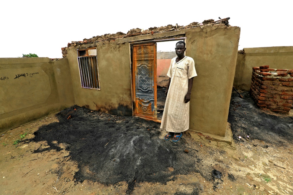 شهدت ولاية النيل الأزرق في السودان اضطرابات قاتلة متكررة منذ يوليو: تظهر هذه الصورة في 8 أغسطس / آب المنزل الذي أضرمت فيه النيران بالقرب من الروصيرص. (أ ف ب)