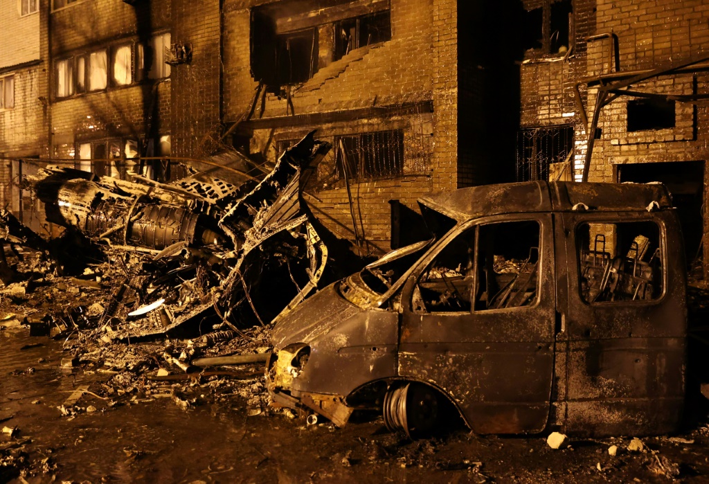 صورة مؤرخة في 17 تشرين الأول/أكتوبر 2022 تظهر الأضرار الناجمة عن تحطم مقاتلة روسية في مدينة ييسك في جنوب غرب روسيا (ا ف ب)