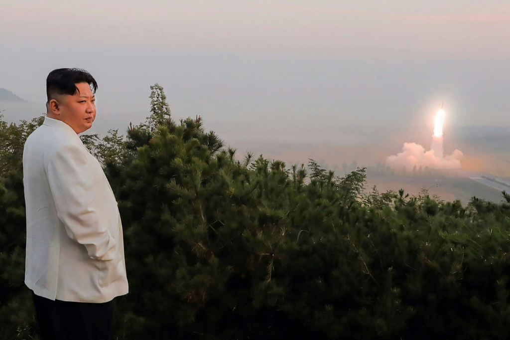 صورة غير مؤرخة نشرتها وكالة الأنباء الرسمية الكورية الشمالية في 10 تشرين الأول/أكتوبر 2022، للزعيم كيم جونغ أون وهو يراقب إطلاق صاروخ في مكان غير محدد (ا ف ب)