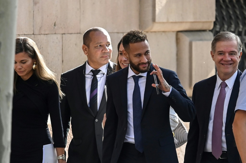 البرازيلي نيمار يصل رفقة والده الى المحكمة في برشلونة في اليوم الثاني من محاكمته في 18 تشرين الاول/اكتوبر 2022 (ا ف ب)