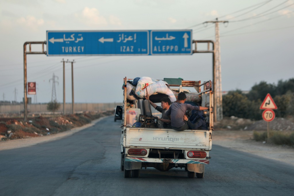 المدنيون يفرون مع ممتلكاتهم مع تقدم تحالف هيئة تحرير الشام ، بقيادة فرع القاعدة السابق في سوريا ، على بلدة رئيسية في اعزاز (ا ف ب)