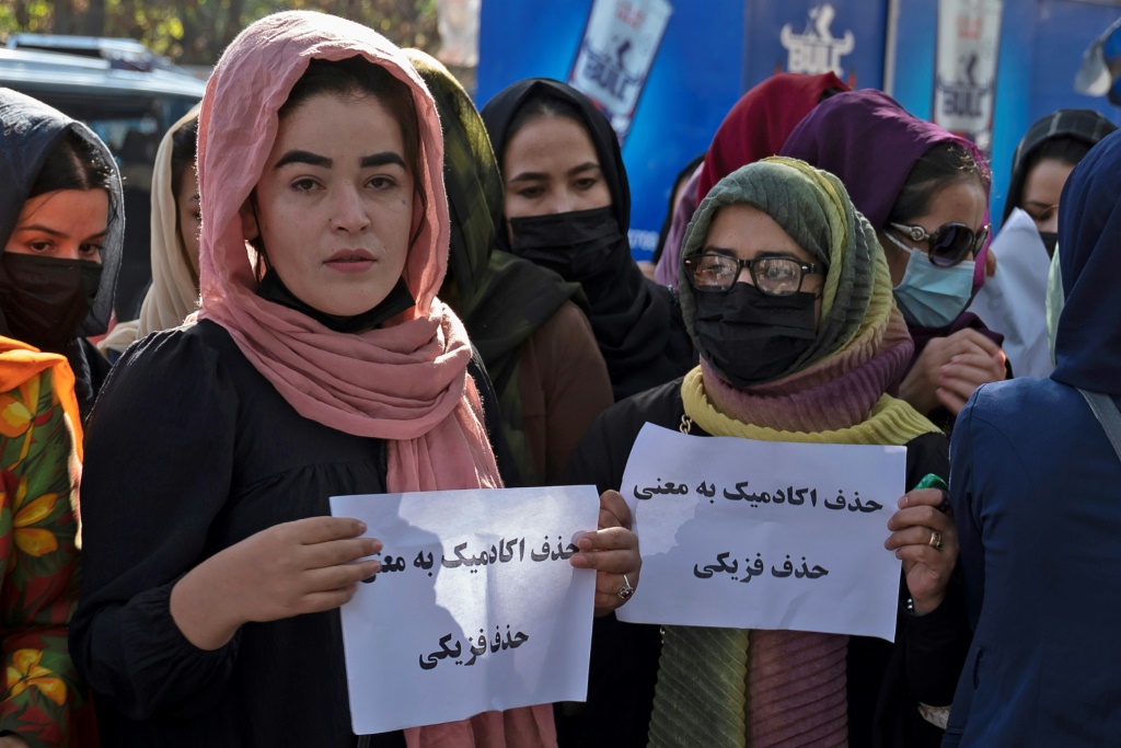 وزعم المتظاهرون أن جميع الطلاب الذين تم إجلاؤهم من مساكن الطلبة كانوا من النساء (أ ف ب)