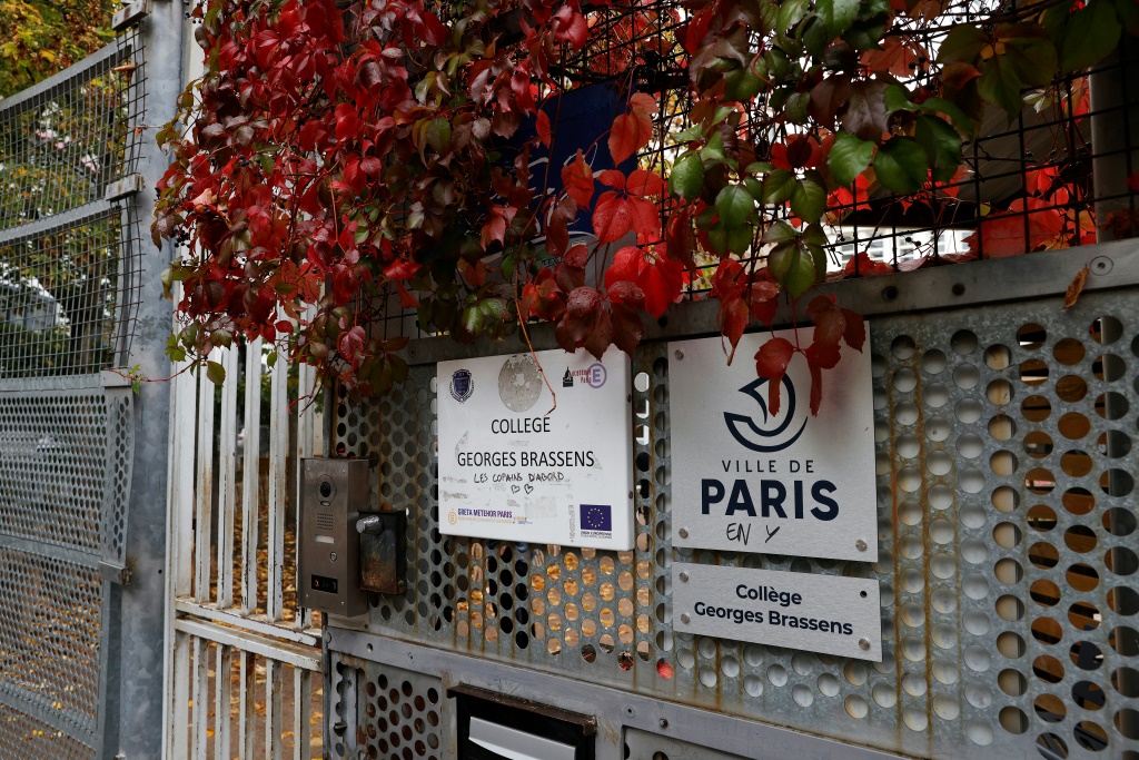 صورة ملتقطة في 17 تشرين الأول/أكتوبر 2022 تظهر مدخل مدرسة جورج براسنس في باريس حيث كانت تدرس الفتاة لولا البالغة 12 عاماً والتي عًثر على جثتها داخل صندوق قرب العاصمة الفرنسية (ا ف ب)