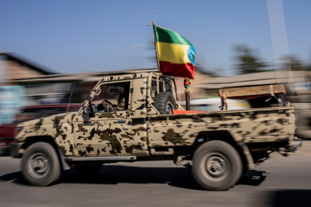 آلية عسكرية اثيوبية في كومبولشا في الاول من كانونا الاول/ديسمبر 2021 (ا ف ب)
