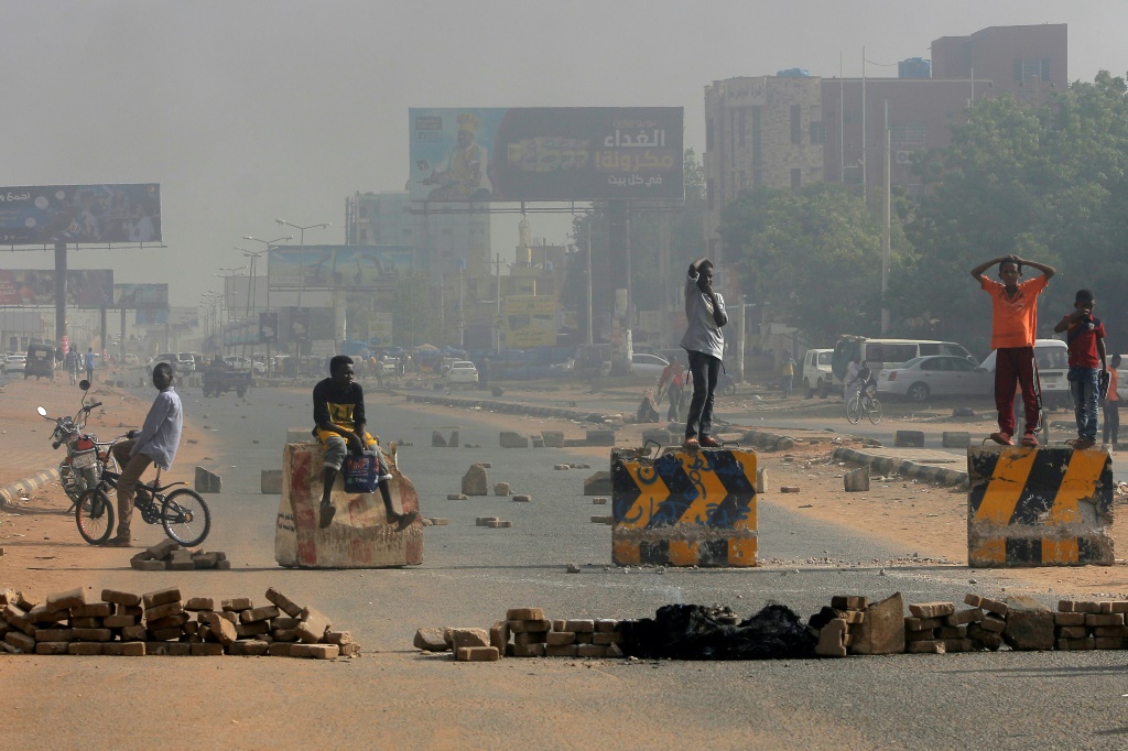 متظاهرون سودانيون يقطعون طريقا في الخرطوم في 21 تشرين الاول/اكتوبر 2022 (ا ف ب)