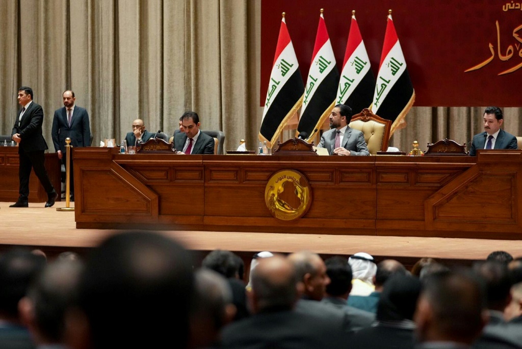 صورة موزعة من البرلمان العراقي تظهر رئيس المجلس محمد الحلبوسي ونائبيه خلال جلسة انتخاب رئيس الجمهورية في بغداد بتاريخ 13 تشرين الأول/أكتوبر 2022 (ا ف ب)
