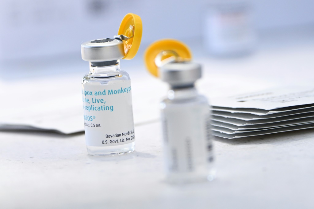 جرعة من اللقاح المضاد لجدري القردة في لوس أنجليس بتاريخ التاسع من آب/أغسطس 2022 (ا ف ب)