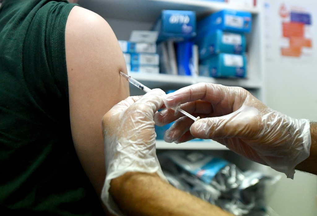 شخص يتلقى اللقاح المضاد لجدري القردة في ليل الفرنسية في العاشر من آب/أغسطس 2022 (ا ف ب)