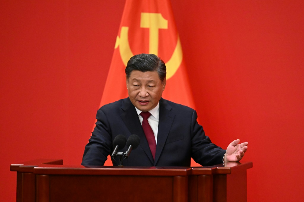 الرئيس الصيني شي جينبينغ يلقي كلمة لدى تقديم أعضاء اللجنة الدائمة الجديدة للمكتب السياسي للحزب الشيوعي الصيني أمام الصحافة في قصر الشعب في بكين في 23 تشرين الأول/أكتوبر 2022 (ا ف ب)