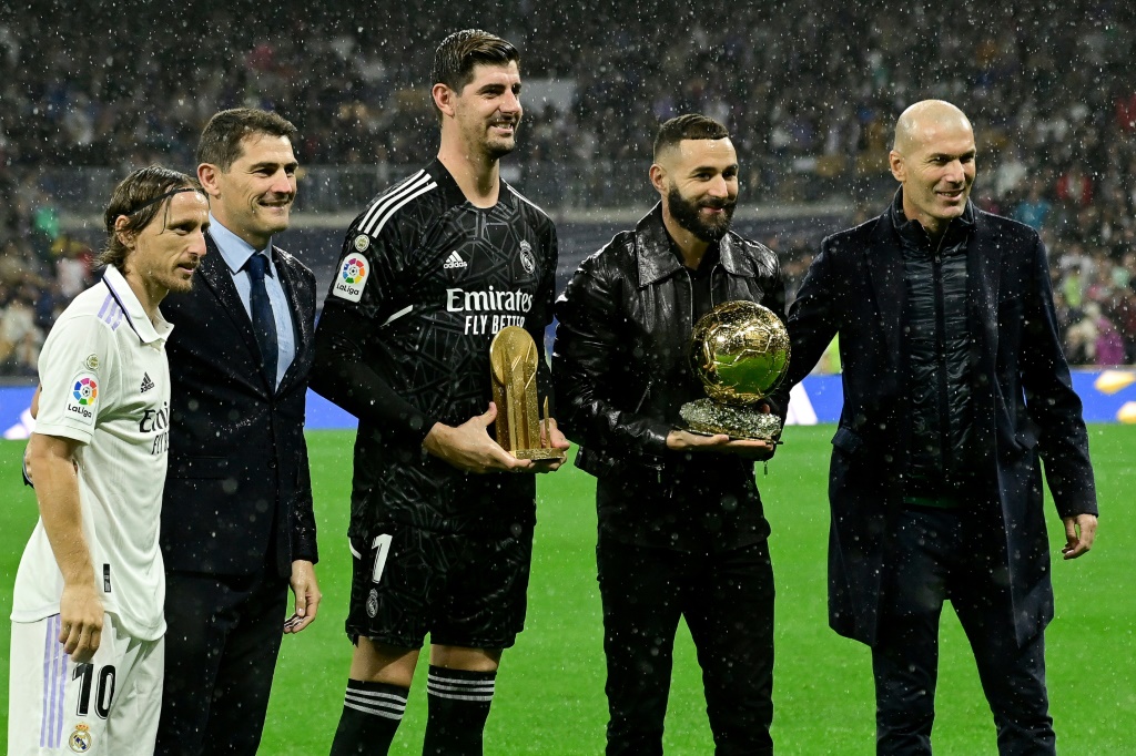 (من اليسار) الكرواتي لوكا مودريتش، الحارس الاسباني السابق إيكر كاسياس، الحارس البلجيكي تيبو كورتوا، المهاجم الفرنسي كريم بنزيمة ومواطنه زين الدين زيدان قبل مباراة ريال مدريد وضيفه إشبيليه على ملعب سانتياغو برنابيو في الدوري الاسباني لكرة القدم في 22 تشرين الاول/اكتوبر 2022 (ا ف ب)