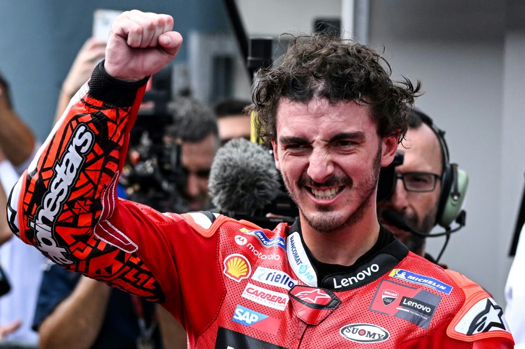 الإيطالي فرانتشيسكو بانيانا يحتفل بعد إحرازه سباق جائزة ماليزيا الكبرى للدراجات النارية (ا ف ب)