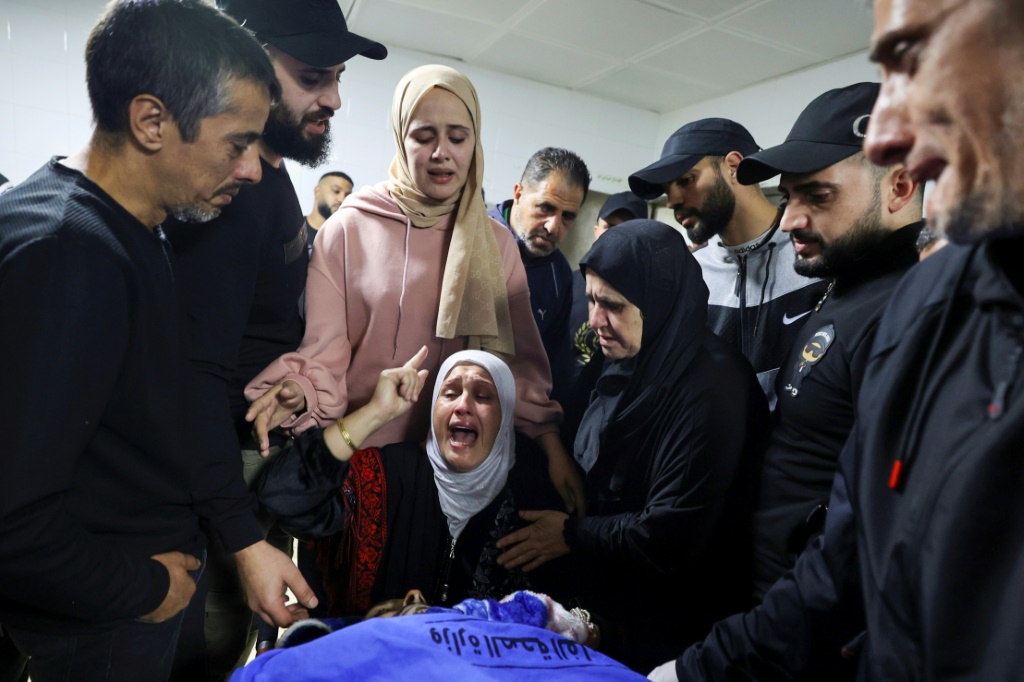 والدة الناشط الفلسطيني تامر الكيلاني (33 عاما) تلقي نظرة الوداع على جثمان نجلها في مستشفى رفيديا (ا ف ب)