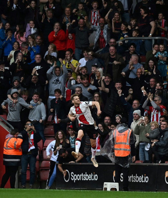 الاسكتلندي ستيوارت أرمسترونغ يحتفل بالتسجيل لساوثمبتون في مرمى ضيفه أرسنال في الدوري الإنكليزي لكرة القدم. ساوثمبتون، جنوب إنكلترا، في 23 تشرين الأول/أكتوبر 2022 (ا ف ب)